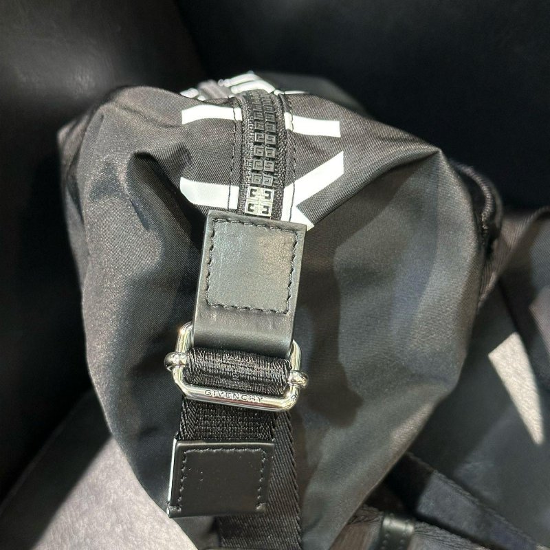 💎Han's house精品服飾💎GIVENCHY 紀梵希 尼龍 斜背包 腰包 原價39500-8