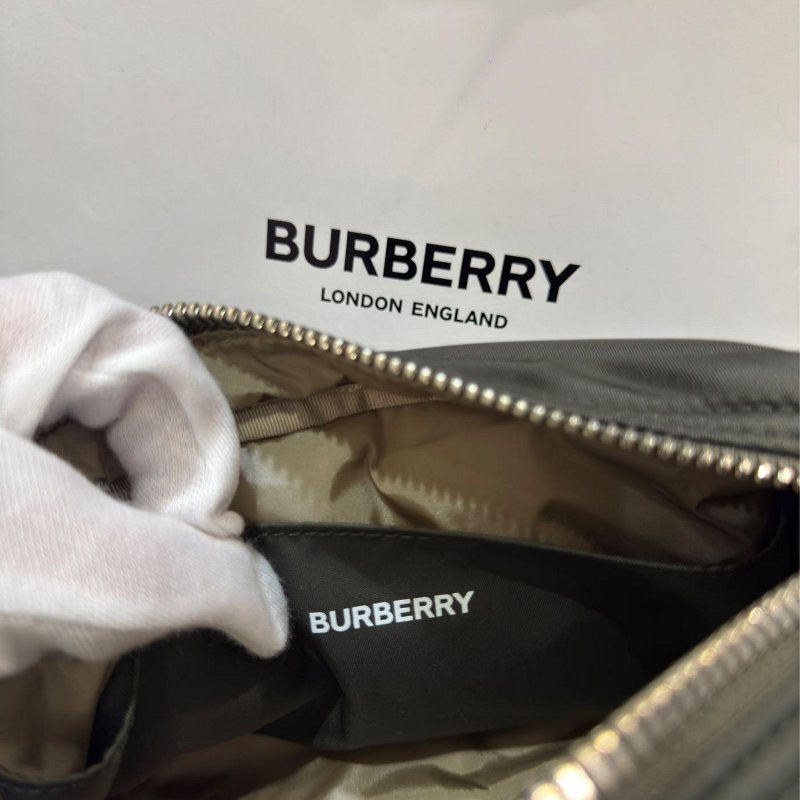 💎Han's house精品服飾💎Burberry LOGO 尼龍 側背 包 80905691-4