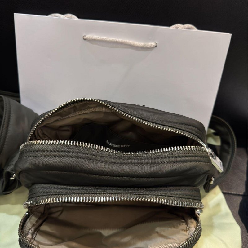 💎Han's house精品服飾💎Burberry LOGO 尼龍 側背 包 80905691-5