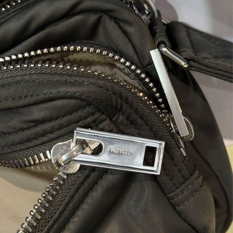 💎Han's house精品服飾💎Burberry LOGO 尼龍 側背 包 80905691-6