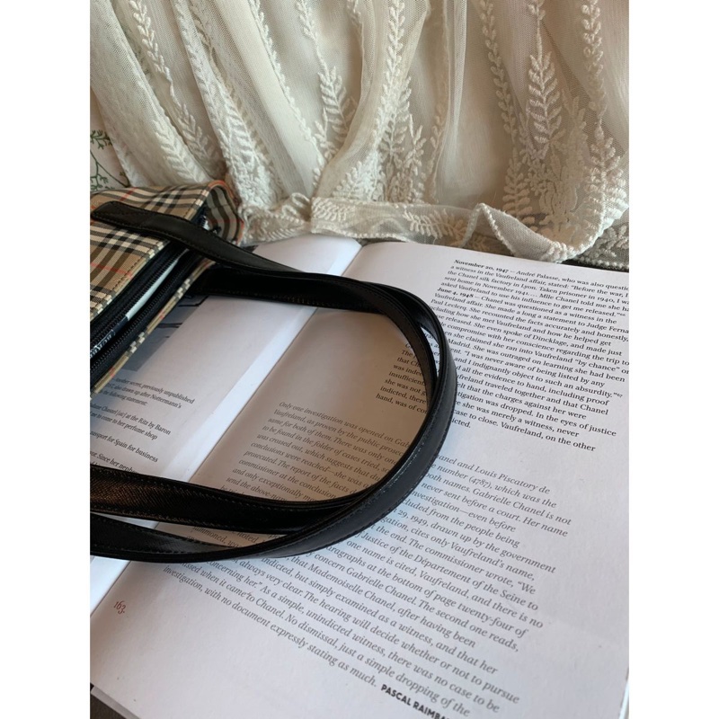 博柏利 托特包 手提包 很新 腋下包 側背包  英倫風 黑色皮革老花 米色底格紋帆布 中古包 復古包 古董包 burberry nova check shoulder bag tote bag-3