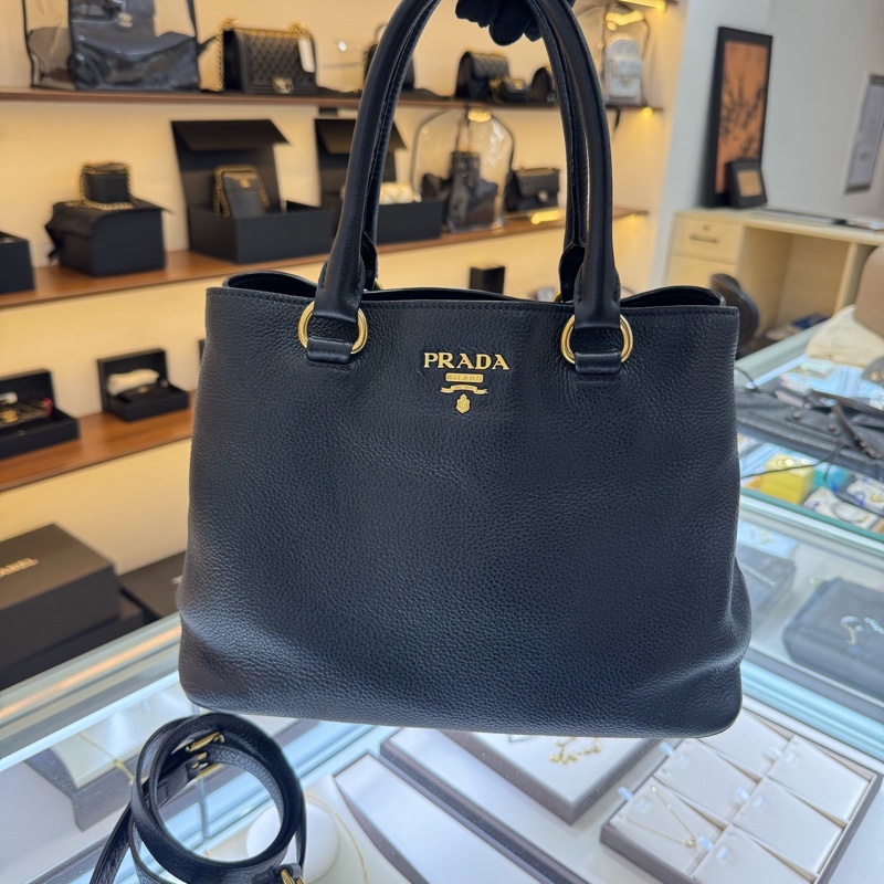 Prada 普拉達 荔枝紋軟皮 黑金殺手包 底長31cm-0