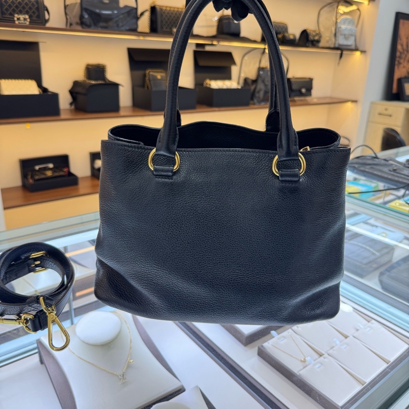 Prada 普拉達 荔枝紋軟皮 黑金殺手包 底長31cm-1