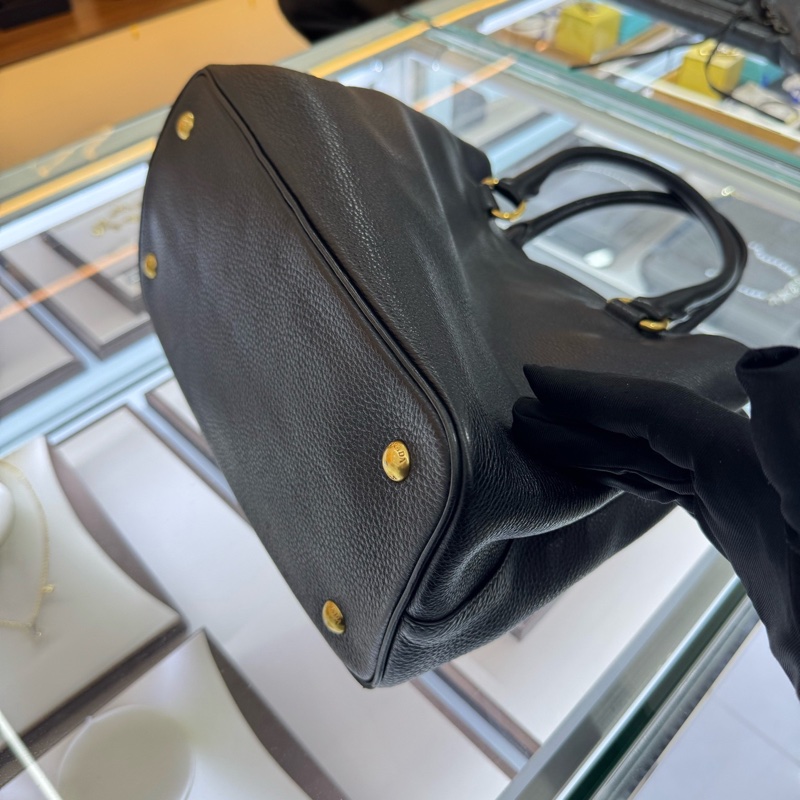 Prada 普拉達 荔枝紋軟皮 黑金殺手包 底長31cm-4