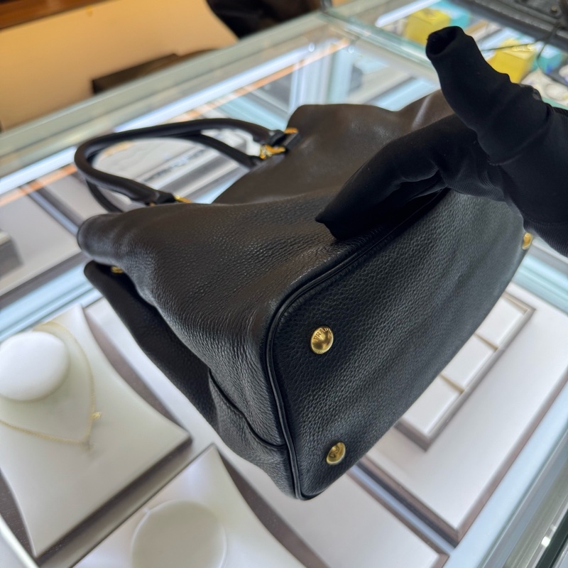 Prada 普拉達 荔枝紋軟皮 黑金殺手包 底長31cm-5