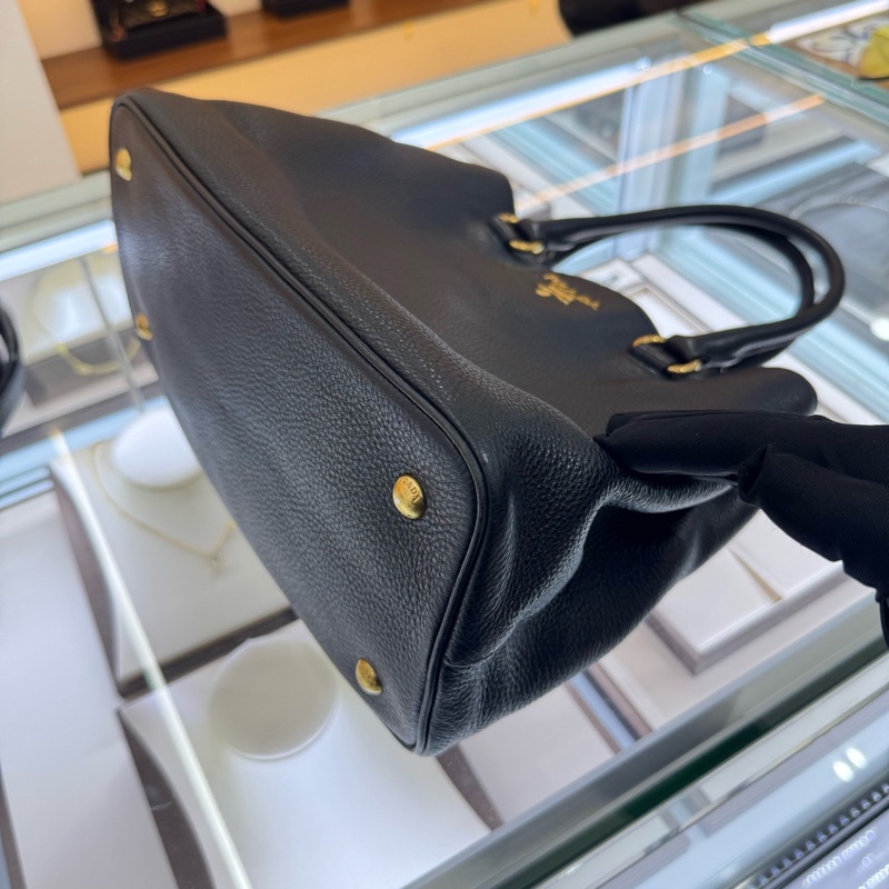 Prada 普拉達 荔枝紋軟皮 黑金殺手包 底長31cm-6