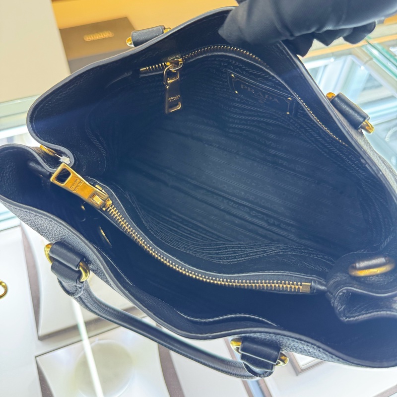 Prada 普拉達 荔枝紋軟皮 黑金殺手包 底長31cm-8