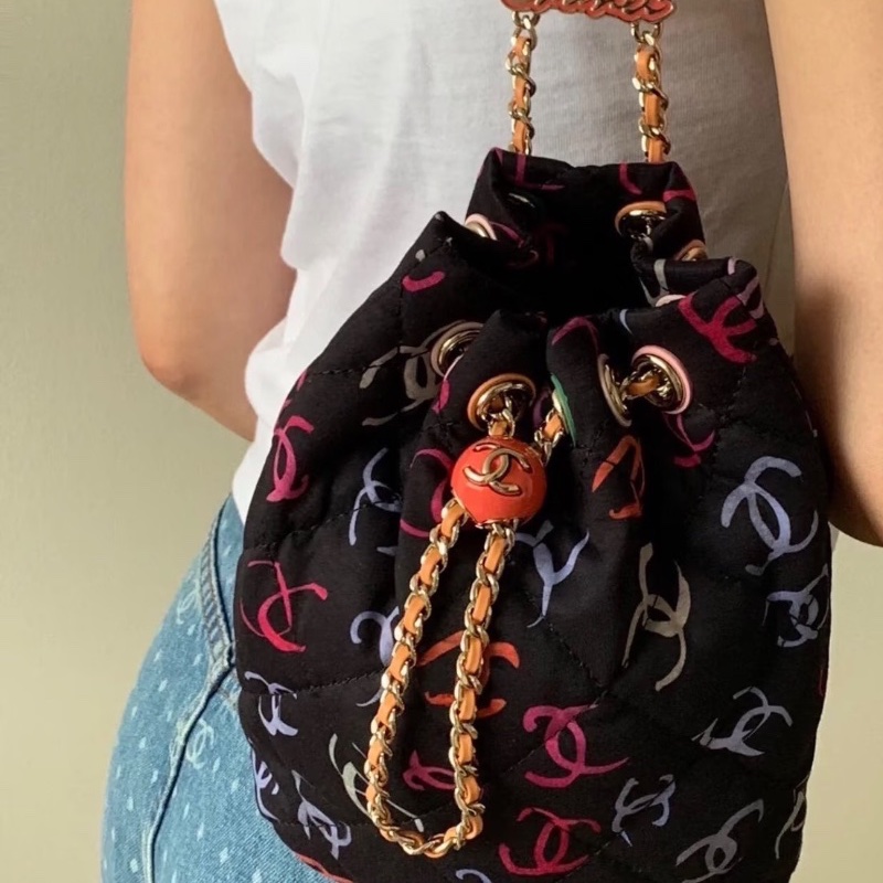Chanel 彩色logo塗鴉抽繩後背包17×22cm 98新配件塵袋-1