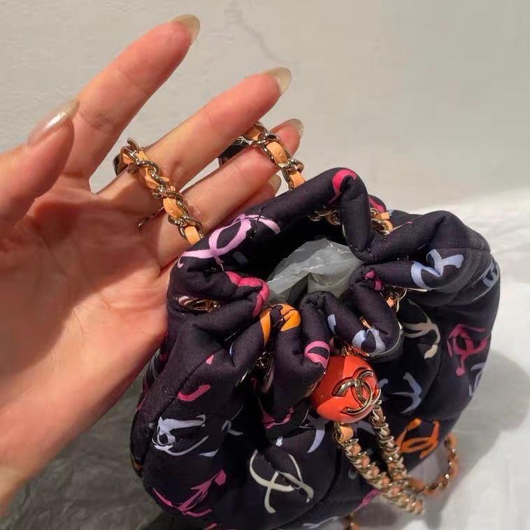 Chanel 彩色logo塗鴉抽繩後背包17×22cm 98新配件塵袋-3