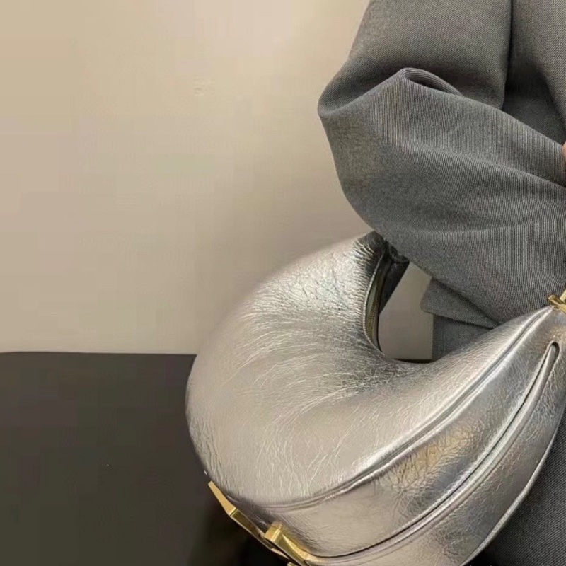Fendi praphy 銀色腋下包 29*24 98新配件塵袋-0