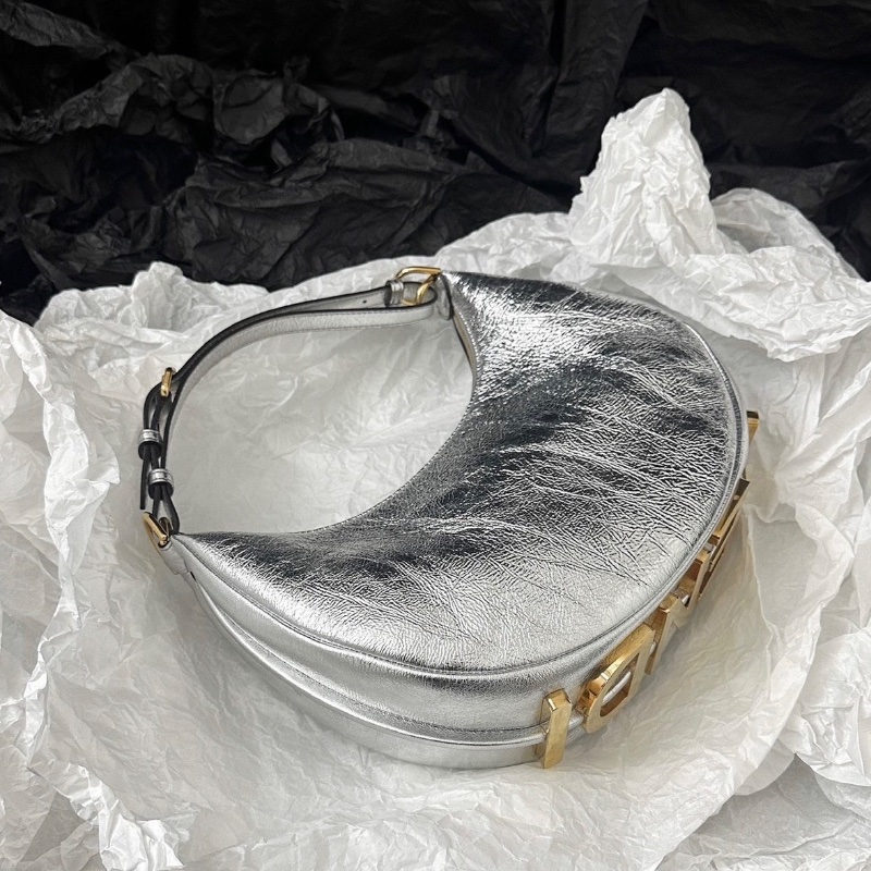 Fendi praphy 銀色腋下包 29*24 98新配件塵袋-2