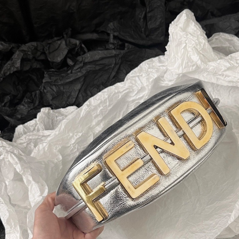 Fendi praphy 銀色腋下包 29*24 98新配件塵袋-4