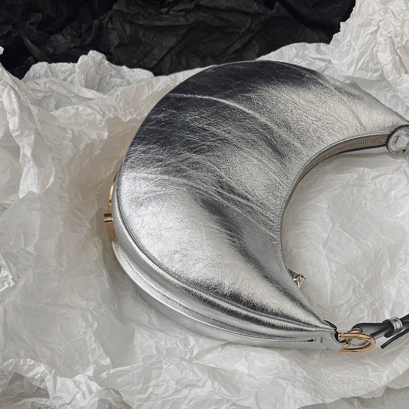 Fendi praphy 銀色腋下包 29*24 98新配件塵袋-6