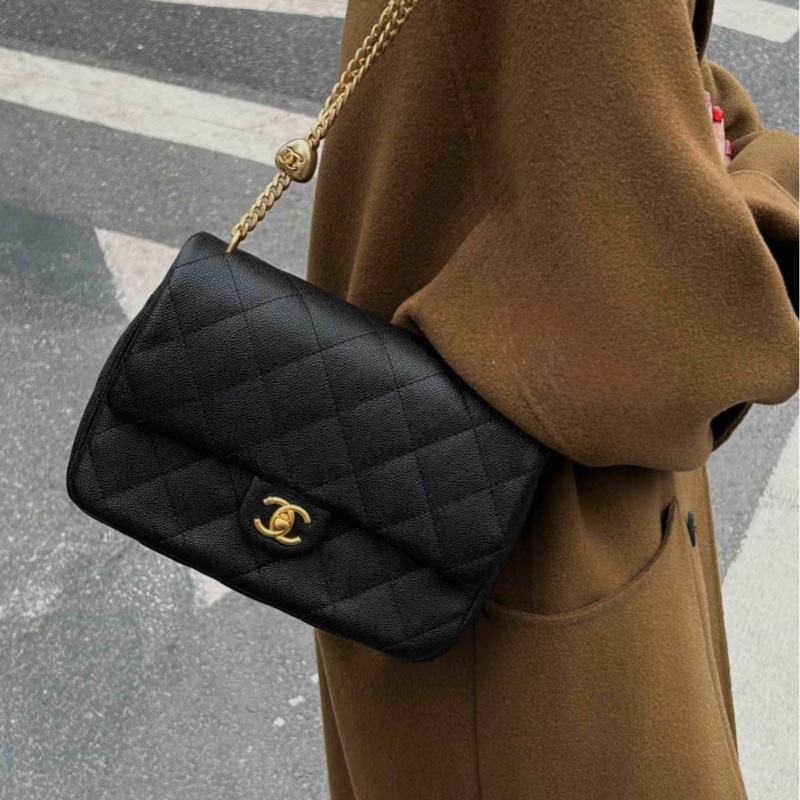 香奈兒cf方胖子 Chanel 23P黑金荔枝牛愛心調節釦肩背包AS3921 近新閒置品🖤可送禮-1