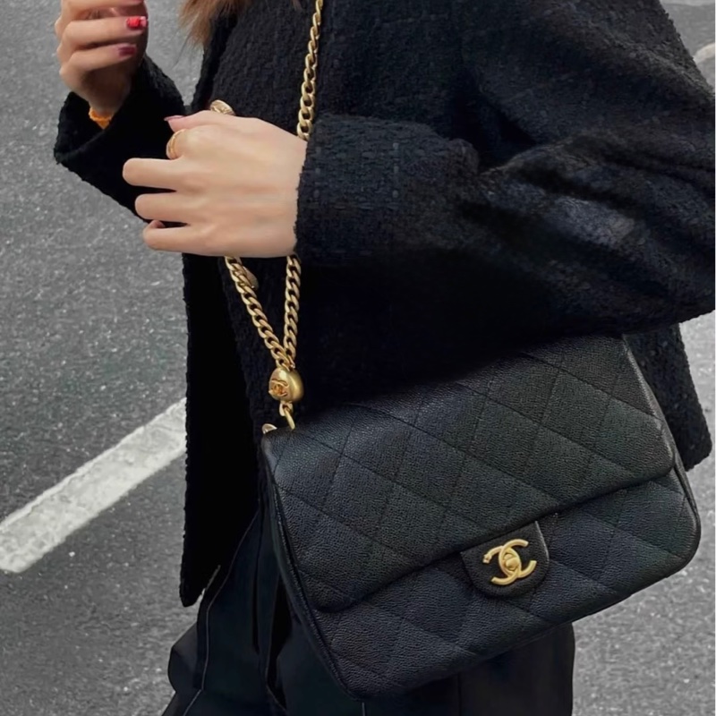 香奈兒cf方胖子 Chanel 23P黑金荔枝牛愛心調節釦肩背包AS3921 近新閒置品🖤可送禮-4