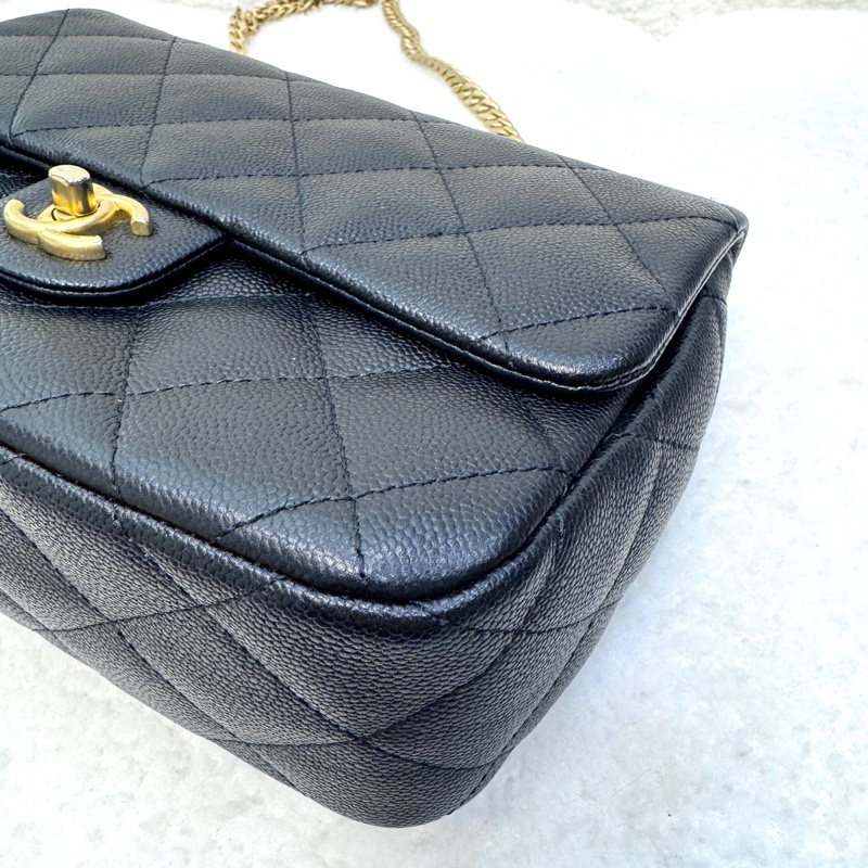 香奈兒cf方胖子 Chanel 23P黑金荔枝牛愛心調節釦肩背包AS3921 近新閒置品🖤可送禮-19