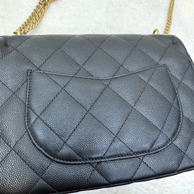 香奈兒cf方胖子 Chanel 23P黑金荔枝牛愛心調節釦肩背包AS3921 近新閒置品🖤可送禮-23