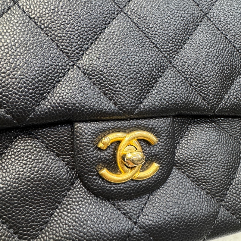 香奈兒cf方胖子 Chanel 23P黑金荔枝牛愛心調節釦肩背包AS3921 近新閒置品🖤可送禮-24