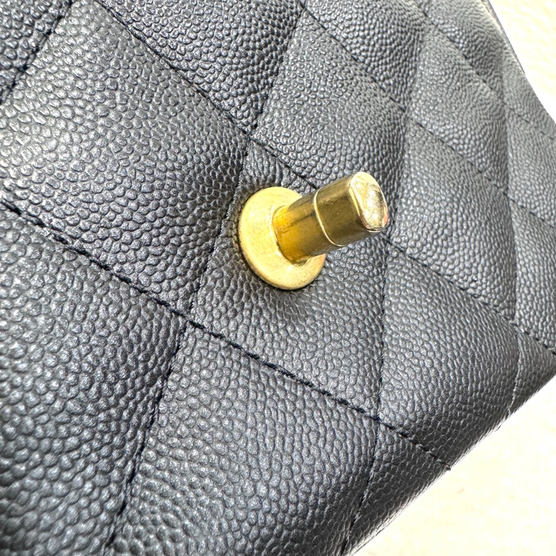 香奈兒cf方胖子 Chanel 23P黑金荔枝牛愛心調節釦肩背包AS3921 近新閒置品🖤可送禮-26