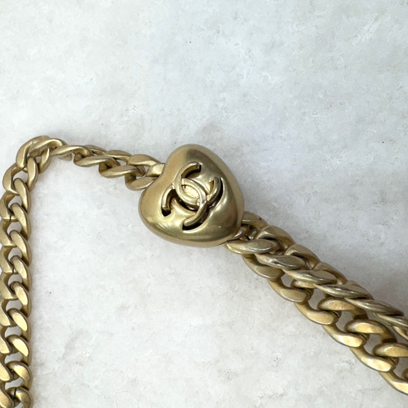 香奈兒cf方胖子 Chanel 23P黑金荔枝牛愛心調節釦肩背包AS3921 近新閒置品🖤可送禮-29