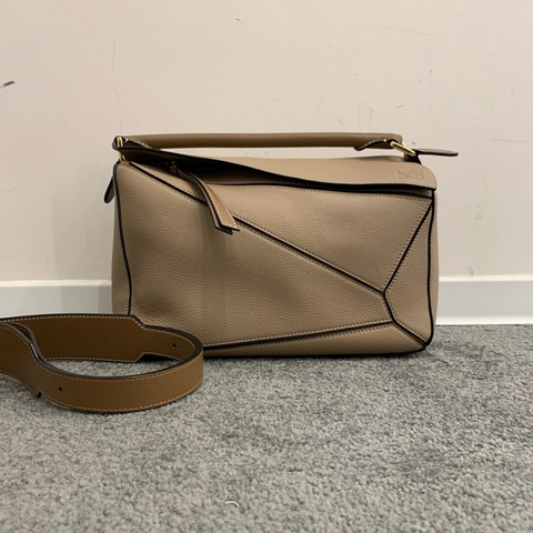 98新 Loewe 羅意威 puzzle中號沙色幾何包 手提斜挎包 底長29 附件肩帶