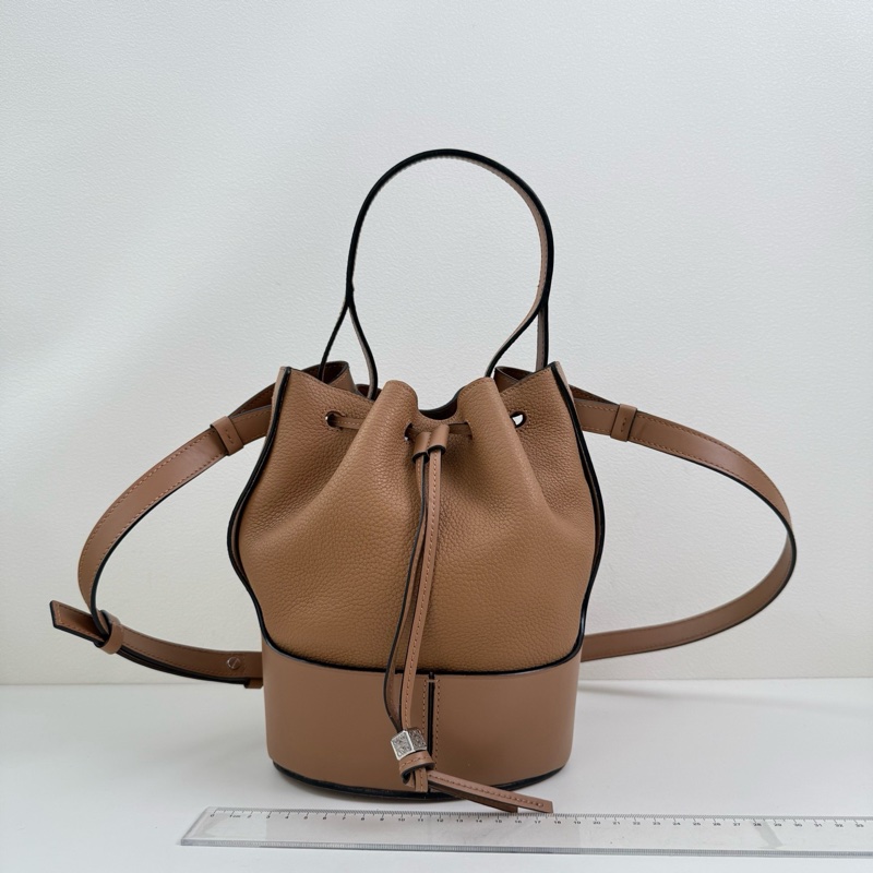 羅意威/Loewe 卡其色牛皮抽繩斜挎包-1