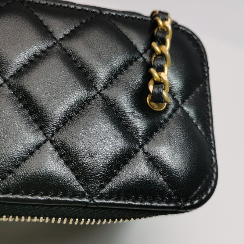 ChanelVanity Case羊皮純色菱格絎縫金球雙C標 識斜背包單肩包-11