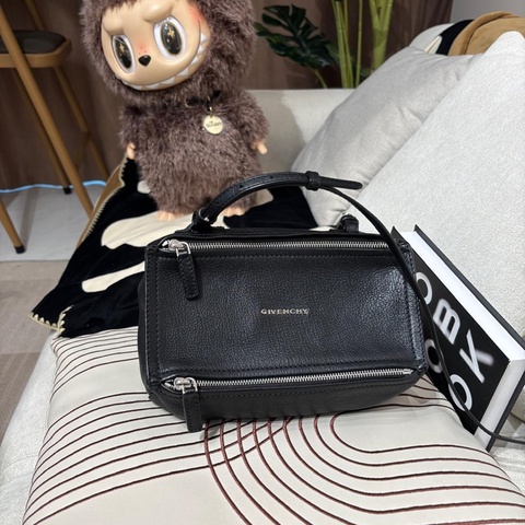 Givenchy Pandora Mini Crossbody Bag 黑色,