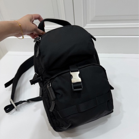 PRADA Re-Nylon 黑色 尼龍 十字紋 皮革 胸包 胸口包 斜背包 側背包 肩背包 腰包