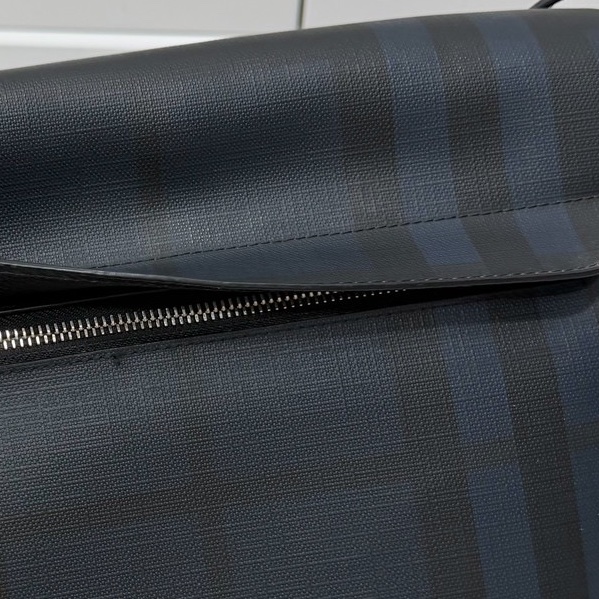 BURBERRY LONDON CHECK LOGO 格紋 郵差包 斜背包 側背包 肩背包-31