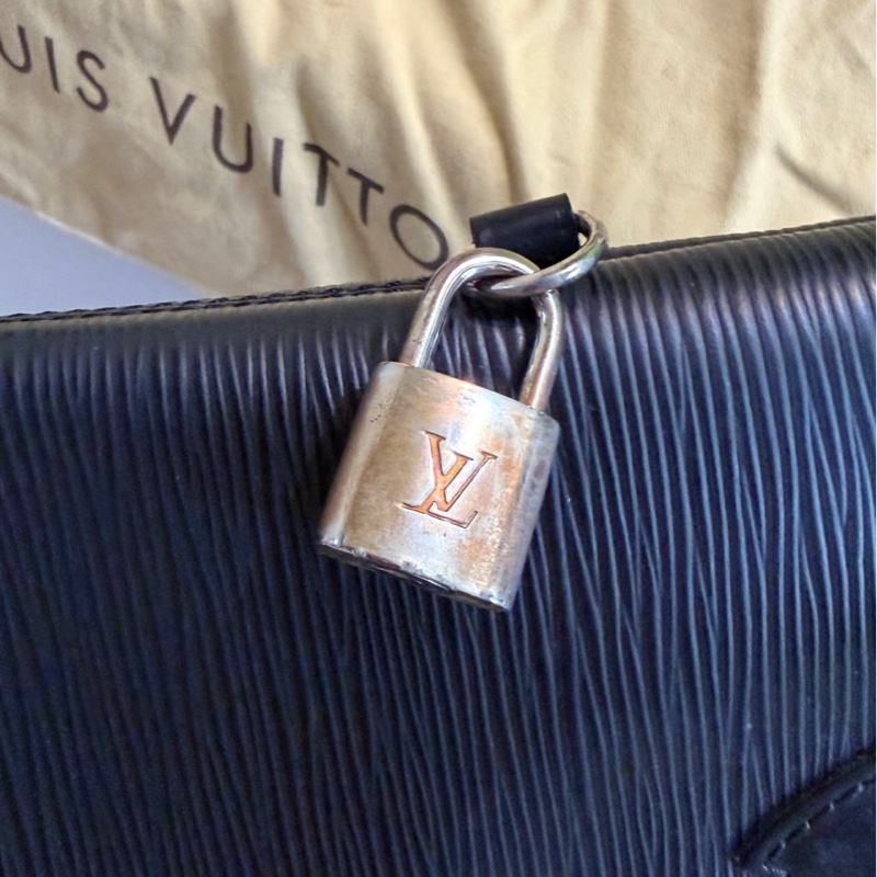 LOUIS VUITTON LV 路易威登 黑色 Epi 水波紋牛皮手提包-4
