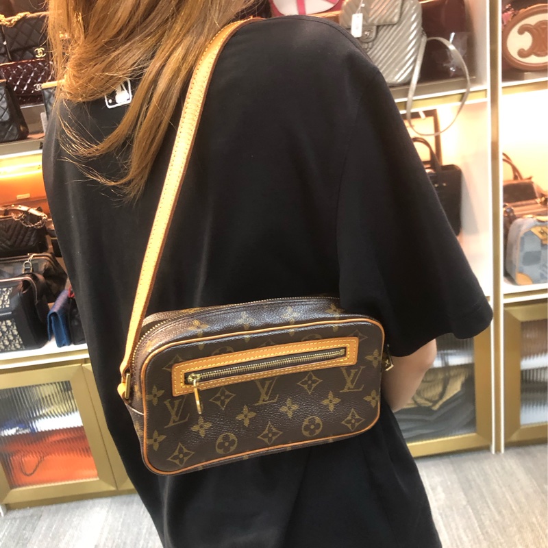 LV 老花開口笑上肩袋 IA229-9