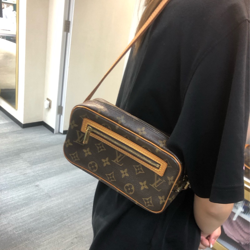 LV 老花開口笑上肩袋 IA229-10