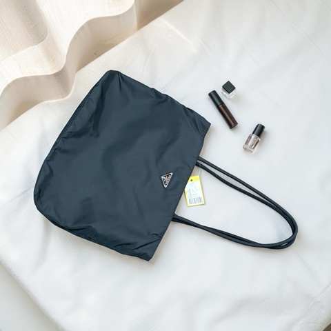 Prada 尼龍黑色托特包