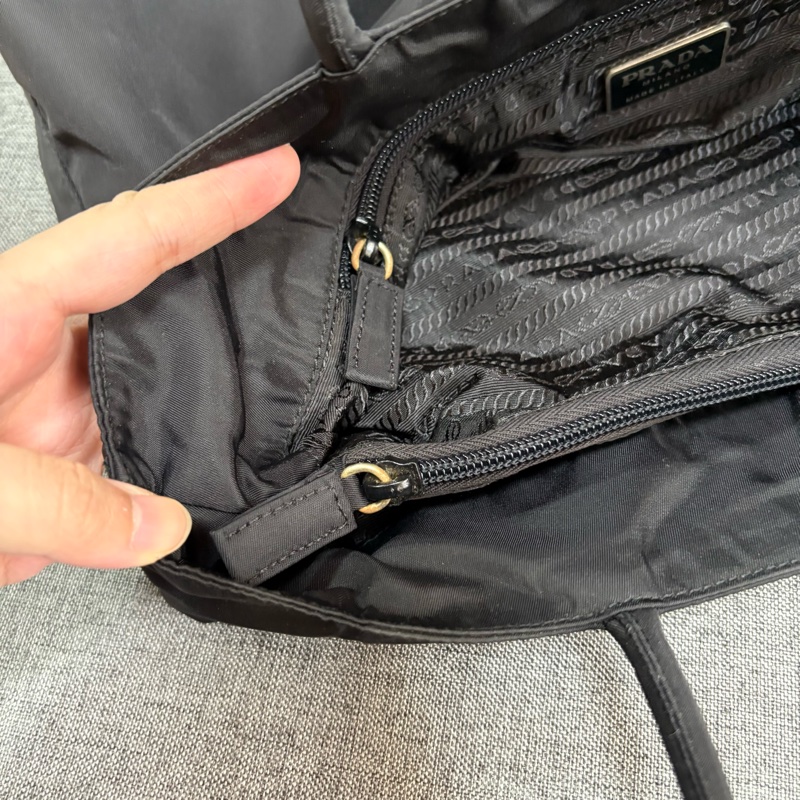 Prada 尼龍黑色托特包-8