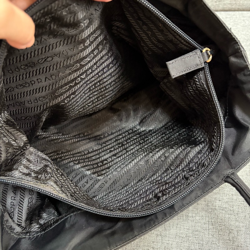 Prada 尼龍黑色托特包-10