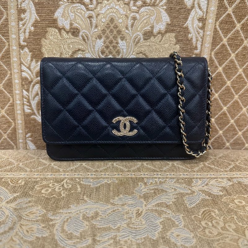 Chanel 深藍荔枝牛皮菱格淡金釦浮雕Logo下蓋6卡斜背wocAP3054-0