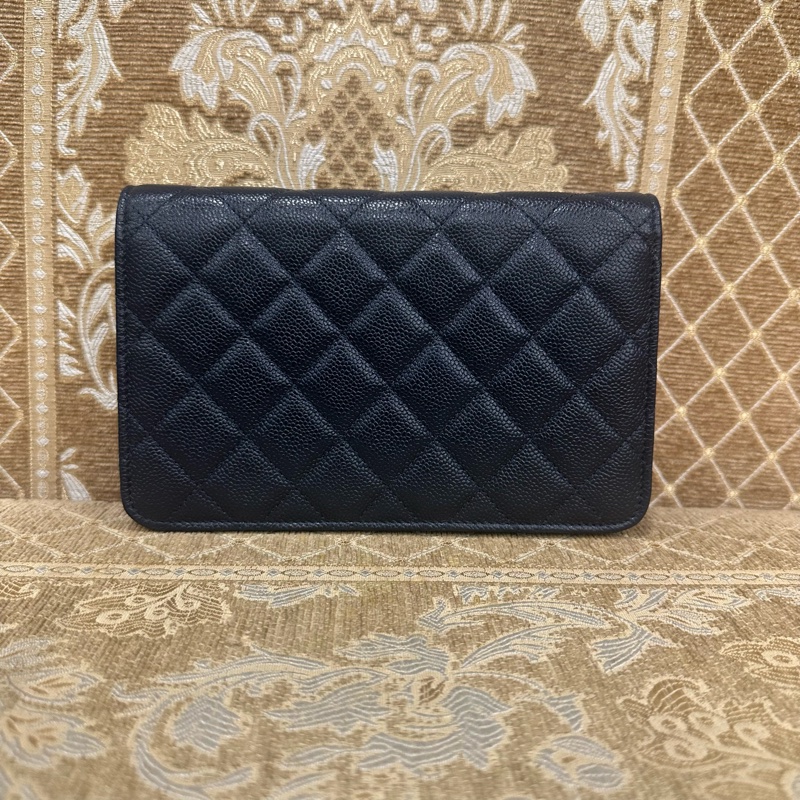 Chanel 深藍荔枝牛皮菱格淡金釦浮雕Logo下蓋6卡斜背wocAP3054-1