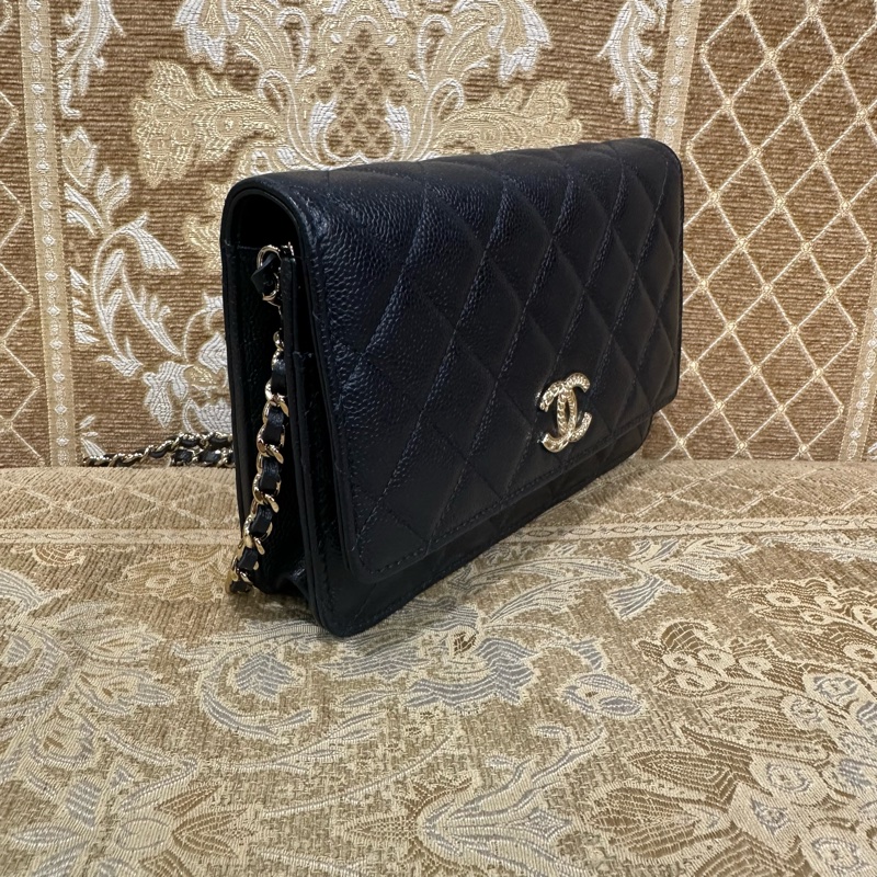 Chanel 深藍荔枝牛皮菱格淡金釦浮雕Logo下蓋6卡斜背wocAP3054-2