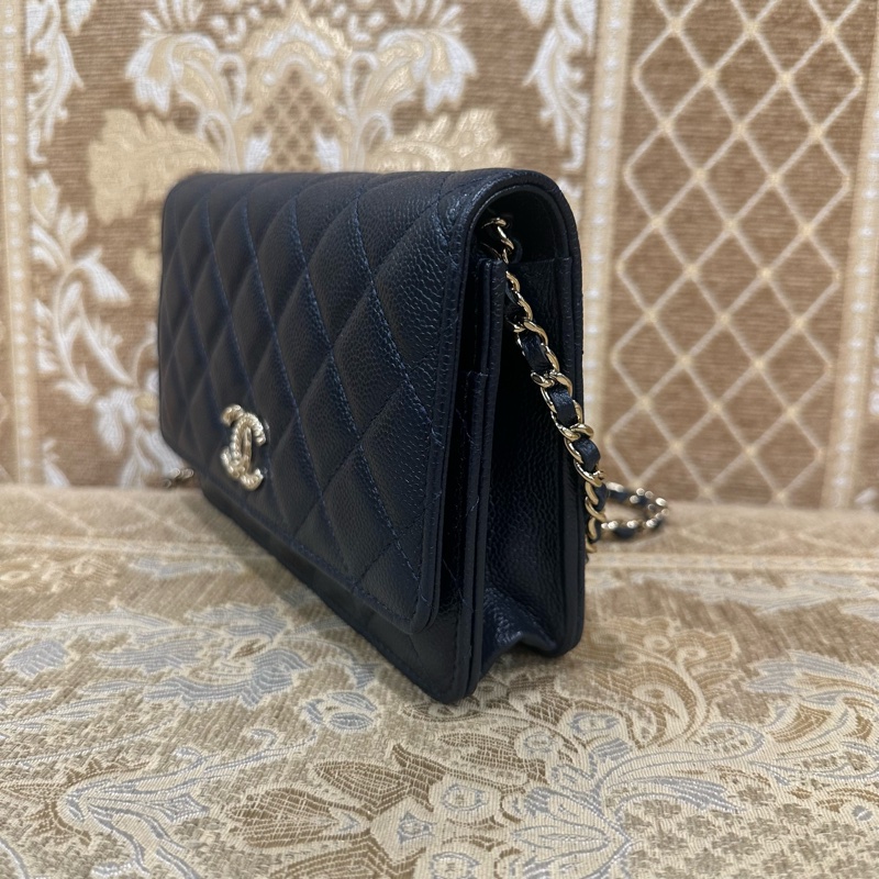 Chanel 深藍荔枝牛皮菱格淡金釦浮雕Logo下蓋6卡斜背wocAP3054-3