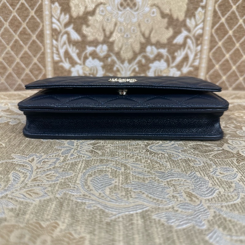 Chanel 深藍荔枝牛皮菱格淡金釦浮雕Logo下蓋6卡斜背wocAP3054-4