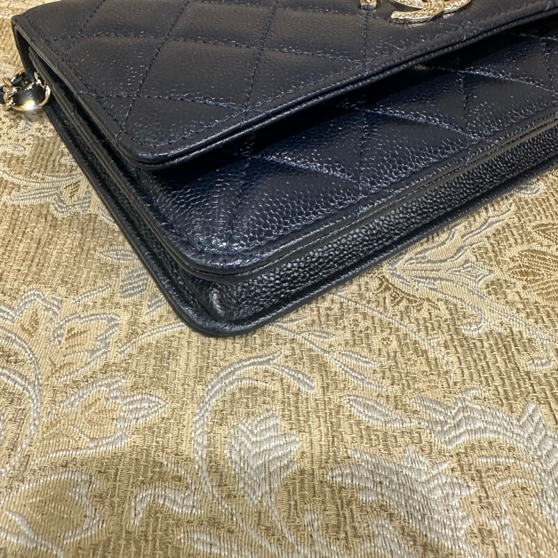 Chanel 深藍荔枝牛皮菱格淡金釦浮雕Logo下蓋6卡斜背wocAP3054-5