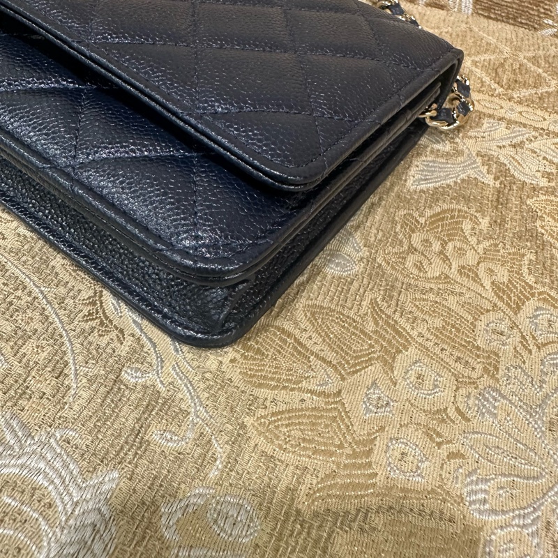 Chanel 深藍荔枝牛皮菱格淡金釦浮雕Logo下蓋6卡斜背wocAP3054-6