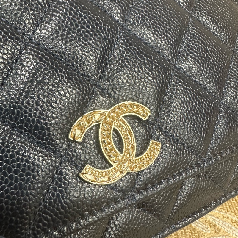 Chanel 深藍荔枝牛皮菱格淡金釦浮雕Logo下蓋6卡斜背wocAP3054-8