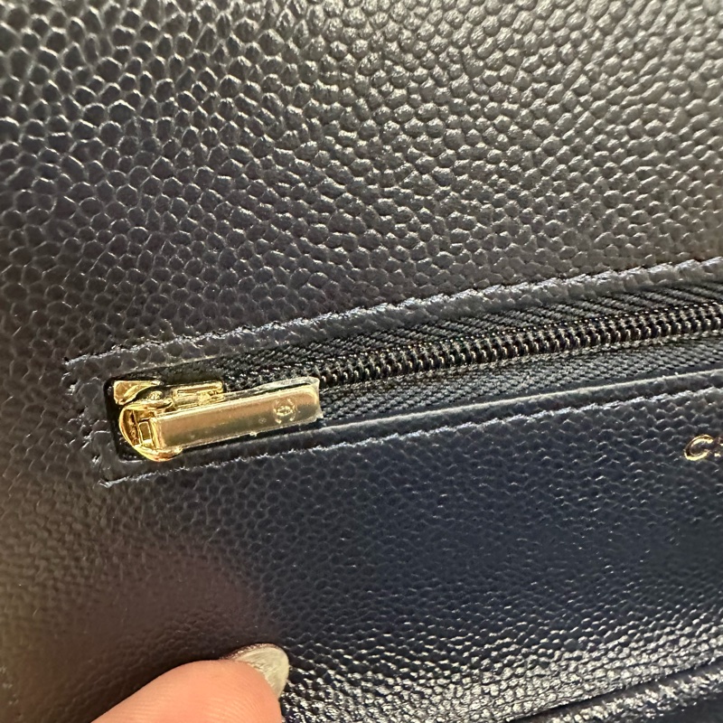 Chanel 深藍荔枝牛皮菱格淡金釦浮雕Logo下蓋6卡斜背wocAP3054-9