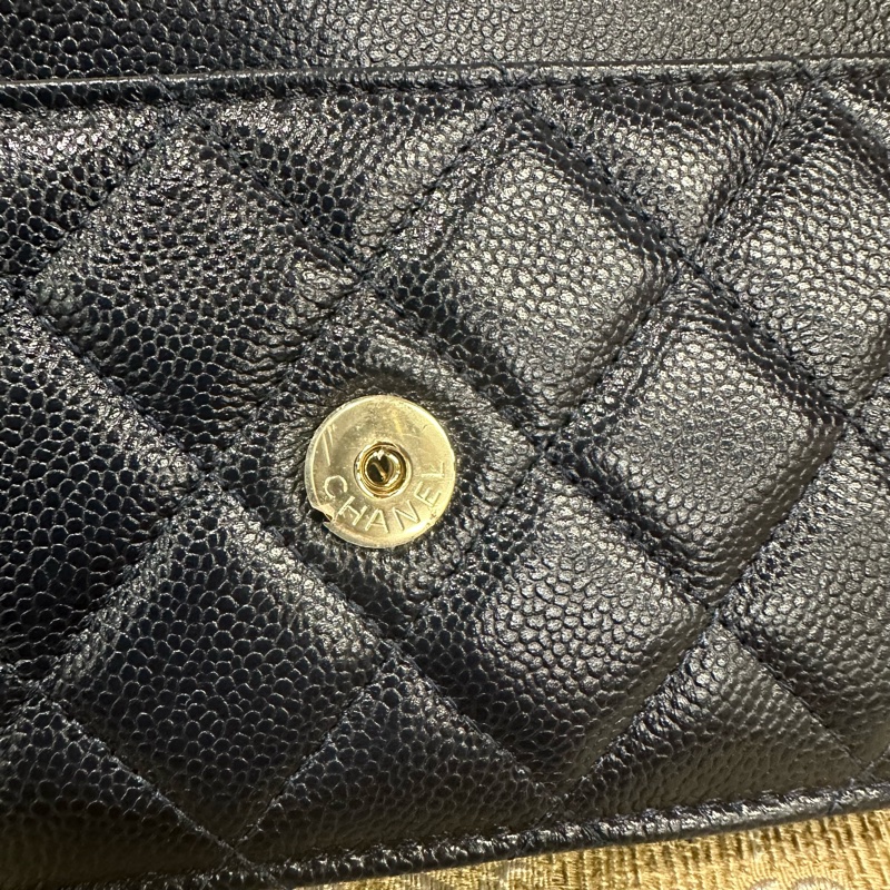 Chanel 深藍荔枝牛皮菱格淡金釦浮雕Logo下蓋6卡斜背wocAP3054-11