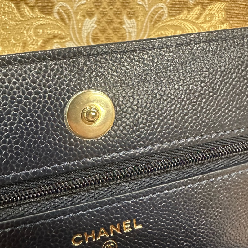 Chanel 深藍荔枝牛皮菱格淡金釦浮雕Logo下蓋6卡斜背wocAP3054-12