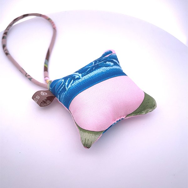 ＊奢華大道國際精品＊【H0364】HERMES 粉紫色絲質方型香包吊飾-1