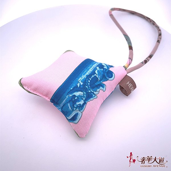 ＊奢華大道國際精品＊【H0364】HERMES 粉紫色絲質方型香包吊飾-2