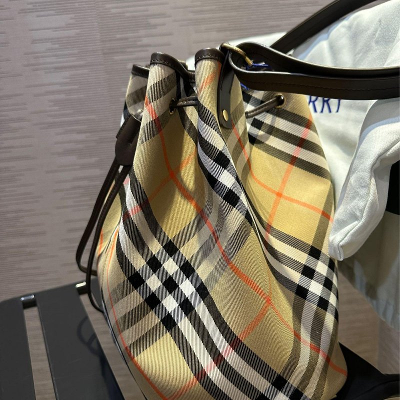 💎Han's house精品服飾💎Burberry 經典 棉麻 牛皮飾邊 格紋 水桶包 側背包 16X29X27公分-6